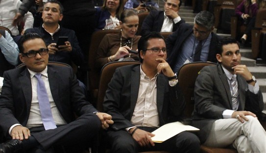 Entrevistas, declaraciones y hasta apagones de luz se vieron  durante la espera a que los panistas y sus aliados dieron su postura acerca de la cancelación de la sesión; incluso acusaron a el secretario de gobierno, Eric Cisneros, de amenazas y presiones hacia ellos.
