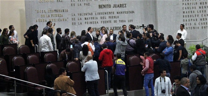 Entrevistas, declaraciones y hasta apagones de luz se vieron  durante la espera a que los panistas y sus aliados dieron su postura acerca de la cancelación de la sesión; incluso acusaron a el secretario de gobierno, Eric Cisneros, de amenazas y presiones hacia ellos.
