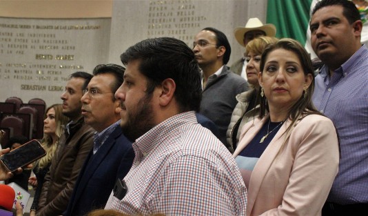 Entrevistas, declaraciones y hasta apagones de luz se vieron  durante la espera a que los panistas y sus aliados dieron su postura acerca de la cancelación de la sesión; incluso acusaron a el secretario de gobierno, Eric Cisneros, de amenazas y presiones hacia ellos.
