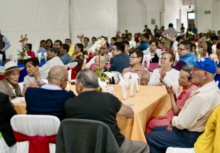 Los trabajadores sindicalizados del Ayuntamiento de Coatepec, celebraron el 80 aniversario de su constitución, con un gran convivencia en la que tuvieron como invitado al Alcalde Enrique Fernández acompañado de su esposa Mara Patricia Cabrera.  