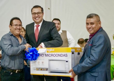El Alcalde  de Coatepec Enrique Fernández, recordó a los trabajadores municipales que los conoce no de hace un año, en que inició su gestión, sino desde hace 15 años pues es ahí en el Ayuntamiento, en donde inició su actividad profesional.   