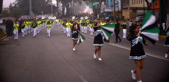 La tarde noche de este sábado Marching Bands de Xalapa, Naolinco y  Puebla participaron con motivo del 102 Aniversario de la Promulgación de la Constitución de 1917, marcharon del Teatro del Estado al Estadio Xalapeño. 