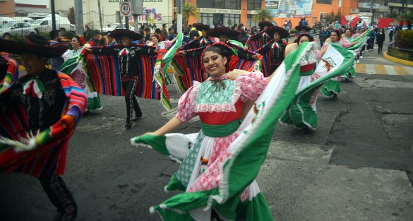 La tarde noche de este sábado Marching Bands de Xalapa, Naolinco y  Puebla participaron con motivo del 102 Aniversario de la Promulgación de la Constitución de 1917, marcharon del Teatro del Estado al Estadio Xalapeño. 