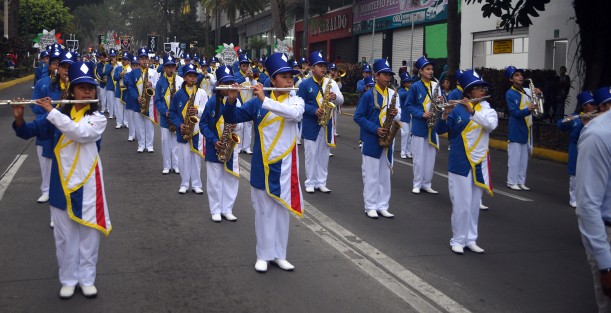La tarde noche de este sábado Marching Bands de Xalapa, Naolinco y  Puebla participaron con motivo del 102 Aniversario de la Promulgación de la Constitución de 1917, marcharon del Teatro del Estado al Estadio Xalapeño. 