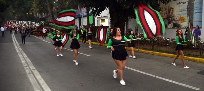 La tarde noche de este sábado Marching Bands de Xalapa, Naolinco y  Puebla participaron con motivo del 102 Aniversario de la Promulgación de la Constitución de 1917, marcharon del Teatro del Estado al Estadio Xalapeño. 