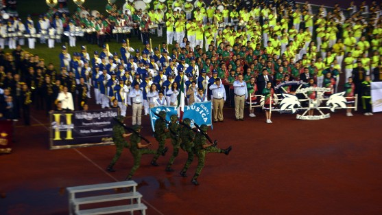 La tarde noche de este sábado Marching Bands de Xalapa, Naolinco y  Puebla participaron con motivo del 102 Aniversario de la Promulgación de la Constitución de 1917; marcharon del Teatro del Estado al Estadio Xalapeño.