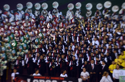 La tarde noche de este sábado Marching Bands de Xalapa, Naolinco y  Puebla participaron con motivo del 102 Aniversario de la Promulgación de la Constitución de 1917 marcharon del Teatro del Estado al Estadio Xalapeño.  