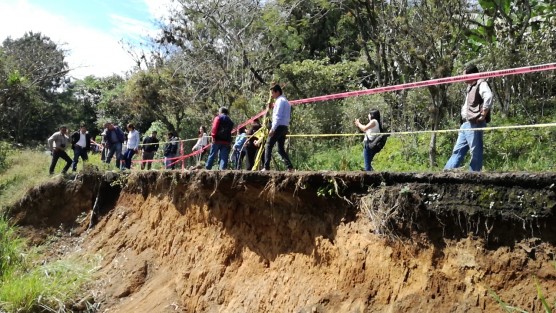 Alcalde de Teocelo, Mario Antonio Chama Díaz, recorrió el tramo Carretero Teocelo - Texin, en compañía de personal de la SIOP, el director general de Proyectos Programación y Presupuesto de Carreteras y Caminos Estatales, el Ing. David Guiot; y la Arq. Lilia Arrieta Directora de Construcción y Carreteras.
