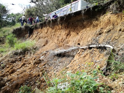El socavón de 40 metros de largo en el tramo carretero Teocelo — Texin, se originó debido a escurrimientos.