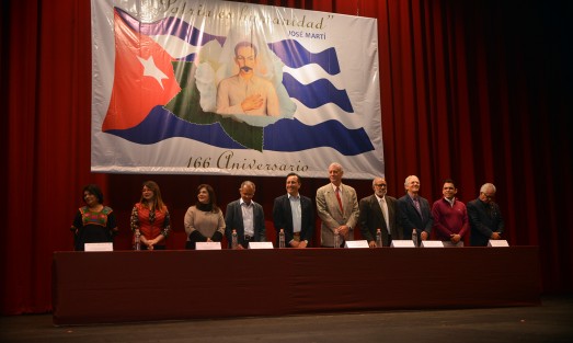 El gobernador Cuitláhuac García Jiménez, en compañía de autoridades de Cuba y el alcalde Xalapa, asistió al homenaje a José Martí, en el Teatro del Estado.