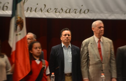 El gobernador del estado, Cuitláhuac García Jiménez, evitó ser abordado por los medios de comunicación que lo esperaban en las instalaciones del Teatro del Estado, donde acudió al evento conmemorativo al166 aniversario del natalicio del poeta cubano José Martí. 