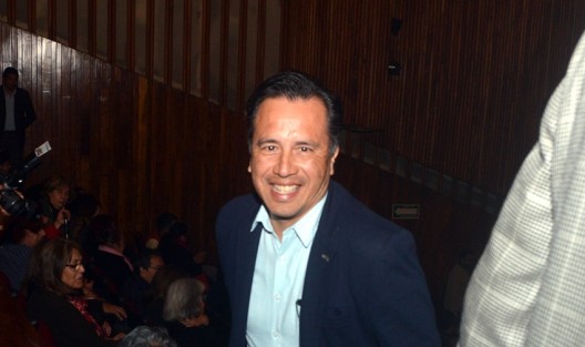 Pese a que invitados especiales como el Embajador de Cuba en México, Pedro Núñez Mosquera, y el cónsul cubano en Veracruz, Víctor Caricabel Cruz ingresaron por la puerta principal del recinto, el ejecutivo estatal hizo su arribo por una puerta alterna para evitar hablar del revés sufrido el pasado jueves por los diputados de Morena para intentar remover al fiscal general del estado, Jorge Winckler Ortiz.