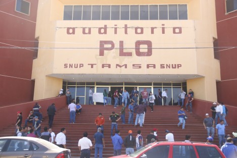 Trabajadores de TAMSA sostuvieron una asamblea extraordinaria, donde discutirían un aumento salarial del 20 por ciento, además de la salida de Pascual Lagunes como dirigente del sindicato Unidad y Progreso.  Elementos de seguridad pública, resguardaron las afueras del recinto para evitar altercados.