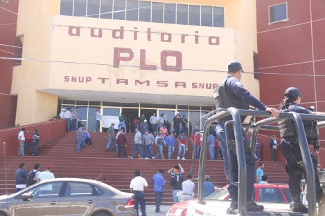 Trabajadores de TAMSA sostuvieron una asamblea extraordinaria, donde discutirían un aumento salarial del 20 por ciento, además de la salida de Pascual Lagunes como dirigente del sindicato Unidad y Progreso.  Elementos de seguridad pública, resguardaron las afueras del recinto para evitar altercados.
