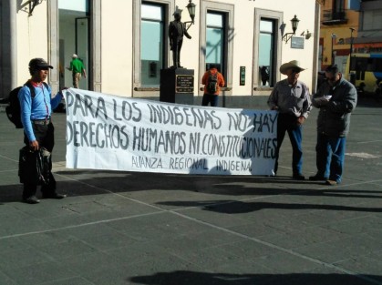 Sin aportar datos de prueba, integrantes de Alianza regional indígena, encabezada por Claudio Marino Pacheco, se manifestaron en plaza Lerdo,  exigieron un  alto a las extorsiones por parte de autoridades de SSP, Tránsito y Transporte. 