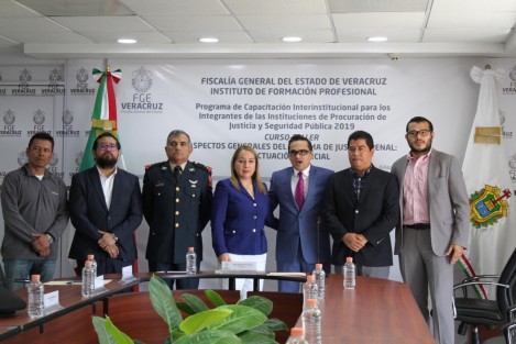 Funcionarios de gobierno en compañía del Fiscal Jorge Winkler inauguraron el Programa de Capacitación Interinstitucional para integrantes de instituciones de Procuración de Justicia y Seguridad Pública 2019.



Dicho evento fue presidido  por Fiscal General del Estado. Jorge Winckler, en coordinación con la Delegación Federal de Programas para el Desarrollo en Veracruz, que preside el Lic. Manuel Huerta Ladrón de Guevara.