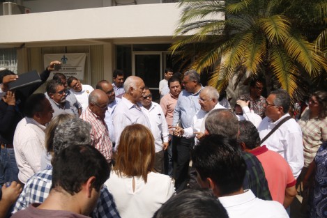 Maestros de ingeniería de la UV exigieron al vicerrector que apresure los trabajos de remodelación en esta facultad, pues no han podido impartir clases desde que inició el semestre, hace dos semanas.