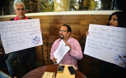 José Luis Nava Cruz, integrante de la Asociación Nacional para la defensa de las tradiciones Mexicanas y sus fiestas patrononales  apoya a alumnos de tecnológicos.