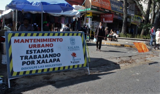 Continúan las obras en el Mercado Jáuregui, y por ello cerrada la calle Tamborrel a la circulación vial. 