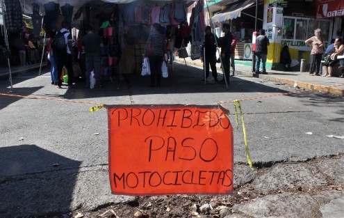 Continúan las obras en el Mercado Jáuregui, y por ello cerrada la calle Tamborrel a la circulación vial. 