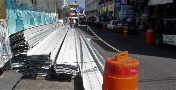 Continúan las obras en el Mercado Jáuregui, y por ello cerrada la calle Tamborrel a la circulación vial. 