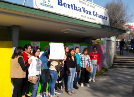 Esta mañana, padres de familia del jardín de niños <em>Bertha Von Glumer</em>, uno de los conocidos de Xalapa, tomaron las instalaciones para exigir a la dirección aclare las cuentas, específicamente a Clara Luz Gonzaz.  