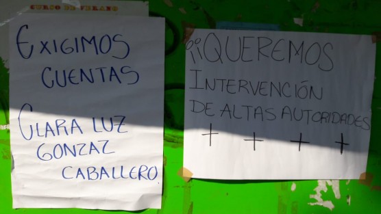 Esta mañana, padres de familia del jardín de niños <em>Bertha Von Glumer</em>, uno de los conocidos de Xalapa, tomaron las instalaciones para exigir a la dirección aclare las cuentas, específicamente a Clara Luz Gonzaz.  