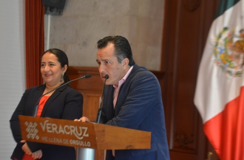 Por su parte, el gobernador negó rotundamente que haya agentes de FBI investigando por un periodista americano en la ciudad de Córdoba, ya que comenta a ellos no les ha pedido permiso de la embajada norteamericana.
