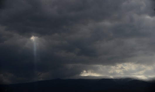 El evento de Norte que trae el Frente Frío 36, permitió observar curiosos fenómenos ópticos, entre las nubes y el sol. 