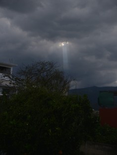 El evento de Norte que trae el Frente Frío 36, permitió observar curiosos fenómenos ópticos, entre las nubes y el sol. 