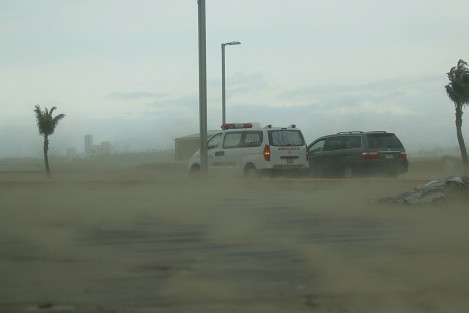Los vientos del norte, con rachas de hasta 90 kilómetros por hora, provocaron tolvaneras sobre el bulevar Vicente Fox, en Boca del Río. 