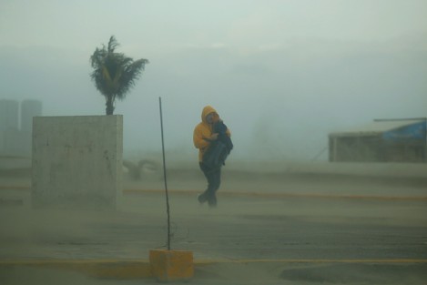 Los vientos del norte, con rachas de hasta 90 kilómetros por hora, provocaron tolvaneras sobre el bulevar Vicente Fox, en Boca del Río. 