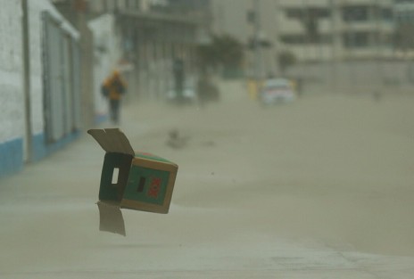 Los vientos del norte, con rachas de hasta 90 kilómetros por hora, provocaron tolvaneras sobre el bulevar Vicente Fox, en Boca del Río. 