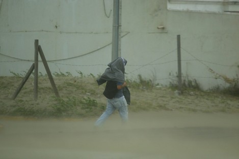 Los vientos del norte, con rachas de hasta 90 kilómetros por hora, provocaron tolvaneras sobre el bulevar Vicente Fox, en Boca del Río. 