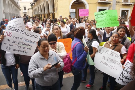 Responsables de estancias infantiles se manifestaron afuera del palacio municipal, por la falta de subsidio. Las inconformes aseguran que llevan dos meses sin recibir el apoyo federal y esto provocaría el cierre de las guarderías, dejando sin empleo a cerca de 300 personas.