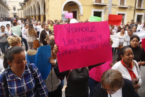 Responsables de estancias infantiles se manifestaron afuera del palacio municipal, por la falta de subsidio. Las inconformes aseguran que llevan dos meses sin recibir el apoyo federal y esto provocaría el cierre de las guarderías, dejando sin empleo a cerca de 300 personas.