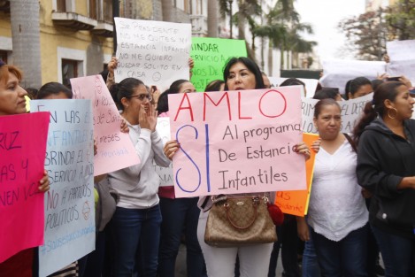 Responsables de estancias infantiles se manifestaron afuera del palacio municipal, por la falta de subsidio. Las inconformes aseguran que llevan dos meses sin recibir el apoyo federal y esto provocaría el cierre de las guarderías, dejando sin empleo a cerca de 300 personas.