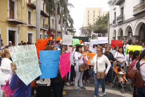 Responsables de estancias infantiles se manifestaron afuera del palacio municipal, por la falta de subsidio. Las inconformes aseguran que llevan dos meses sin recibir el apoyo federal y esto provocaría el cierre de las guarderías, dejando sin empleo a cerca de 300 personas.