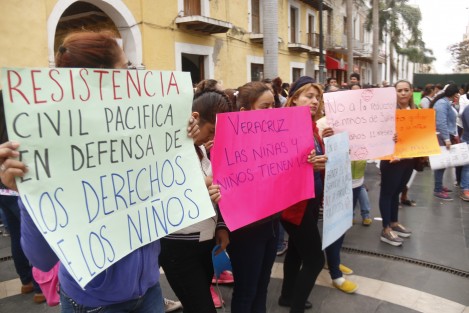 Responsables de estancias infantiles se manifestaron afuera del palacio municipal, por la falta de subsidio. Las inconformes aseguran que llevan dos meses sin recibir el apoyo federal y esto provocaría el cierre de las guarderías, dejando sin empleo a cerca de 300 personas.