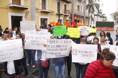Responsables de estancias infantiles se manifestaron afuera del palacio municipal, por la falta de subsidio. Las inconformes aseguran que llevan dos meses sin recibir el apoyo federal y esto provocaría el cierre de las guarderías, dejando sin empleo a cerca de 300 personas.