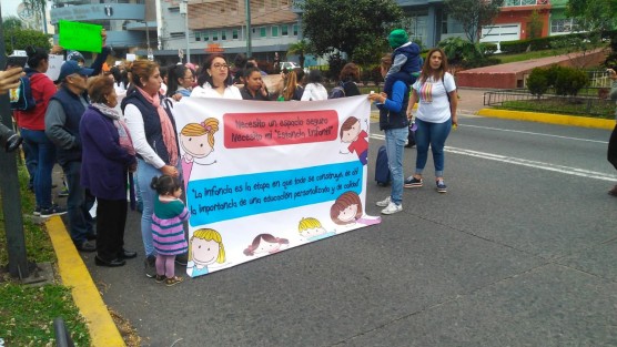 Directoras, docentes y padres de familia de estancias de infantiles se reunieron en el monumento a la madre de Xalapa para marchar hacia Palacio de Gobierno. 