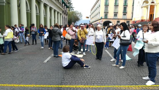 Piden a las autoridades no se les retire el subsidio que se les venía otorgando mes con mes. Hasta este mediodía seguían bloqueando la calle Enríquez como protesta. 
