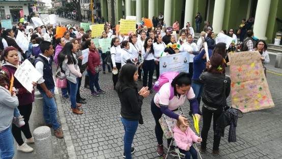 Piden a las autoridades no se les retire el subsidio que se les venía otorgando mes con mes. Hasta este mediodía seguían bloqueando la calle Enríquez como protesta. 