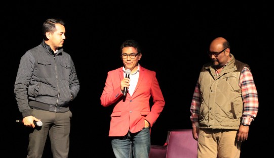 El periodista Víctor Medina Piña presentó este miércoles en el Teatro J.J. Herrera sus cortometrajes: La Cadena y  Un año más. El reportero de Televisa Veracruz, de manera independiente está incursionando en el cine, y  ya ha presentado sus dos primeros trabajos en varios foros de México y el extranjero.