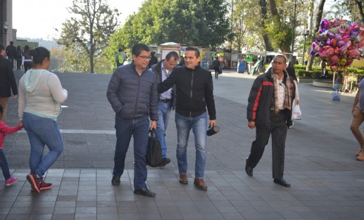 La mañana de este día se pudo ver al Fiscal General de Veracruz, Jorge Winckler, salir de Palacio de Gobierno con una actitud más relajada que en días anteriores; tan fue así que dio los buenos días y le sonrió a los presentes. 