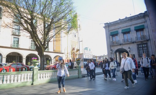Un grupo de turistas recorrió el centro de la ciudad de Xalapa. Al frente, personal de ayuntamiento les cuenta la historia de los edificios. En esta ocasión hasta recorrieron la Expo venta de Palacio de Gobierno.  