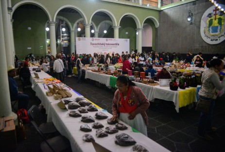 Un grupo de turistas recorrió el centro de la ciudad de Xalapa. Al frente, personal de ayuntamiento les cuenta la historia de los edificios. En esta ocasión hasta recorrieron la Expo venta de Palacio de Gobierno.  