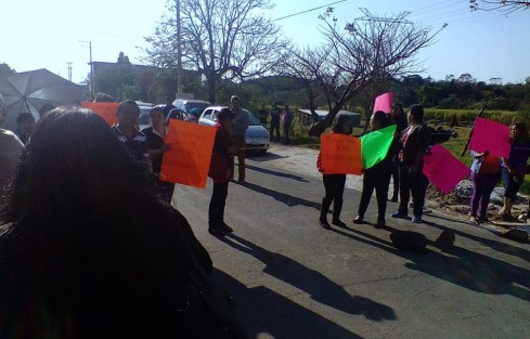 Padres de familia de jóvenes de la Telesecundaria Frida Kalho, en la Congregación de El Castillo del municipio de Xalapa, bloquearon la carretera en demanda de atención de las autoridades para que sea regularizada y construida dicha escuela, instalada en un predio provisionalmente prestado por ejidatarios y en estructuras para comerciantes que rentan por 7  mil pesos mensuales. 
