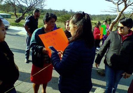 Padres de familia de jóvenes de la Telesecundaria Frida Kalho, en la Congregación de El Castillo del municipio de Xalapa, bloquearon la carretera en demanda de atención de las autoridades para que sea regularizada y construida dicha escuela, instalada en un predio provisionalmente prestado por ejidatarios y en estructuras para comerciantes que rentan por 7  mil pesos mensuales. 