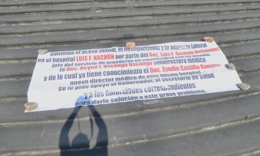 En las escalinatas de la catedral de Xalapa, fue colocada una manta denunciando  acoso  sexual en el hospital Dr. Luis F. Nachón, por parte del doctor Luis F. Guzmán, y otro colaborador.  A decir de los policías, la manta fue colocada desde las 6 de mañana. 